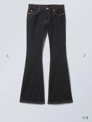 Svarta bootcut jeans från Weekday - Snygga svarta jeans från Weekday med låg midja och bootcut-ben. Helt oanvända med prislapp kvar! 29x32. Kostar 590kr nypris
