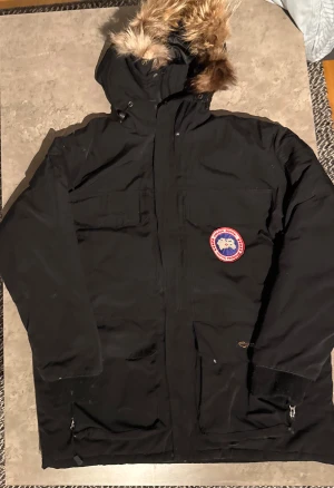 Vinterjacka - Canada goose jacka som förmodligen inte är äkta, storlek är lite oklart då lappen är borta men passar mer som L, inte i bästa skicket men fungerar. 