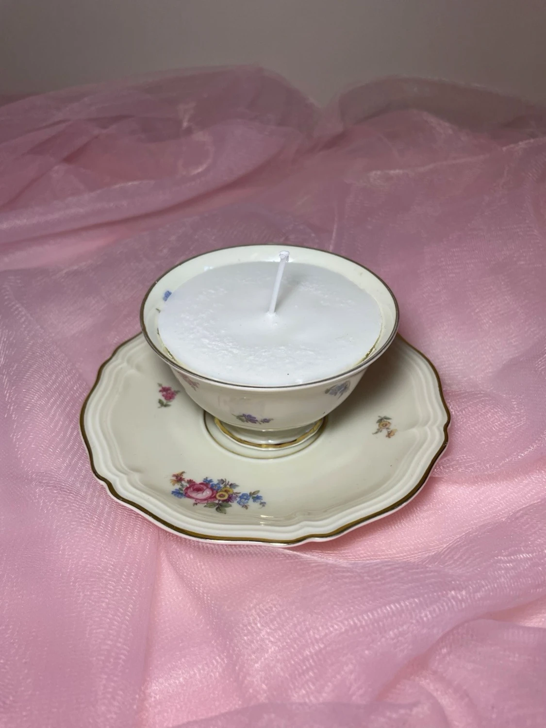 Doftljus i en tekopp i en vit kräm färg med flerfärgat blommigt mönster nr 3 - 1