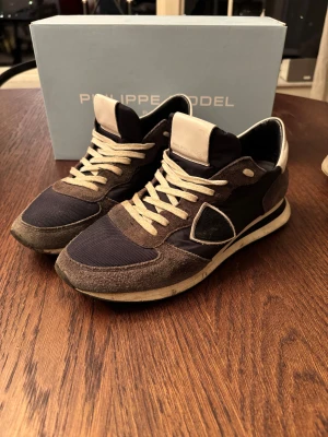 Ett på helt nya phillipe model Trpx skor  - Tja, säljer dessa phillipe model trpx skor då de inte riktigt kommit till användning. Det är mycket bra skick och är storlek 40-41 och är givetvis äkta. De är perfekta nu till vintern och kan definitivt användas året om. Hör av dig vid minsta fundering, Mvh Hugo!