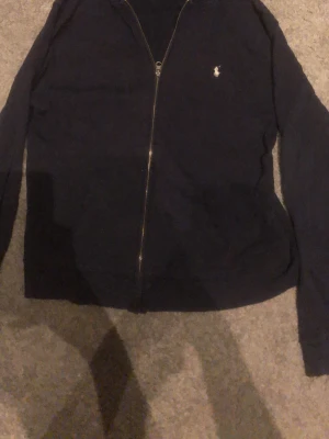 Hej! Säljer min fina Ralph lauren zip hoodie. - Helt okej skick och riktigt fin. Den är äkta och har andvänts några enstaka gånger. Pris kan diskuteras