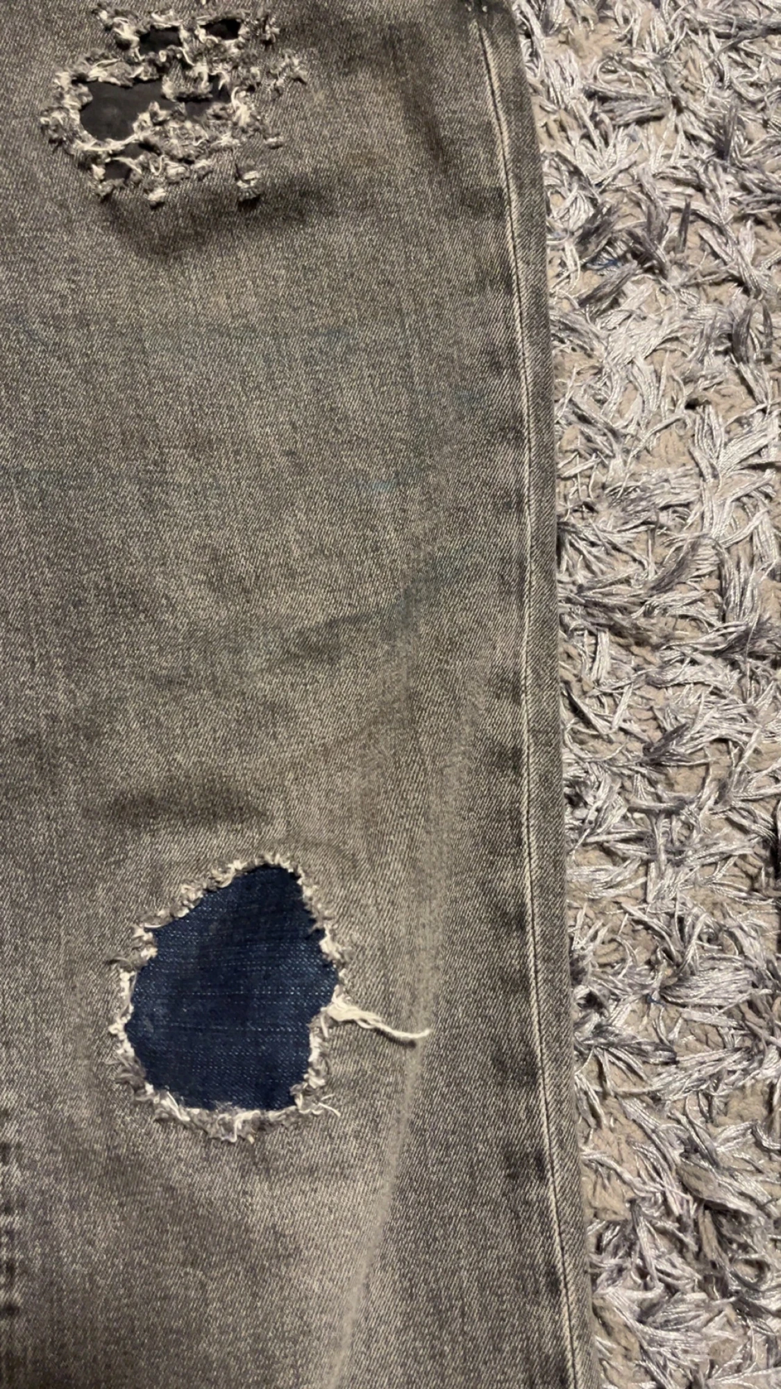 Grå slitna jeans  - 2