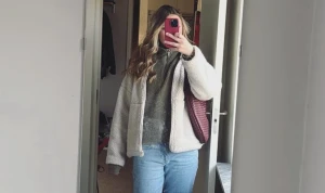 Beige teddyjacka från Carin Wester - Supermysig teddyjacka i beige från Carin Wester, modell JUNA. Storlek XS, men passar S. Jackan har hög krage, dragkedja framtill och två stora fickor. Nypris 799kr