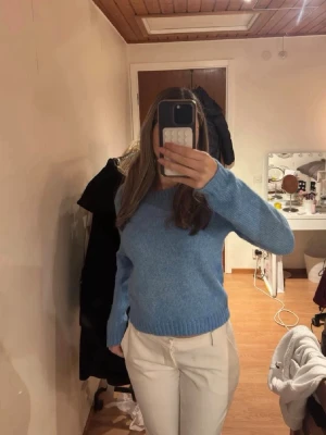 Blå stickad tröja  - Snygg blå stickad tröja. I super bra skick, som ny!