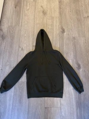 Grön hoodie  - Tja ene är i mycket bra skick i storlek XS från h&M 