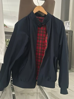 Mörkblå bomberjacka Faith Brandy Melville - Säljer min Brandyjacka som jag använde någon gång och blindbuyade från affären i Stockholm då det var den sista som var kvar… prövade den inte på och märkte inte att den var för stor… är 157cm för referens ahah