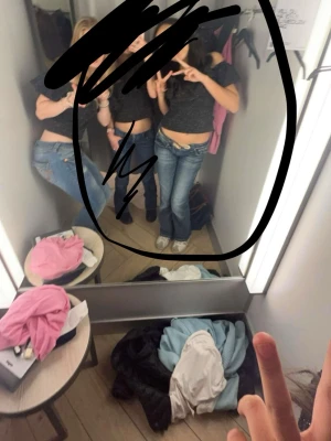 Miss me Blå bootcut jeans med broderade detaljer - Säljer snygga blå bootcut jeans med broderade fickor och coola slitningar. Jeansen har låg midja. anledning för kostnad är för jag betalade 1190kr för dom