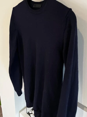 ASOS Tröja  - Hej, säljer denna jättefina sweatshirten från ASOS i storlek M och i marinblå färg. Jättesnygg som passar perfekt till allt. Skriv gärna vid intresse! Inga defekter.