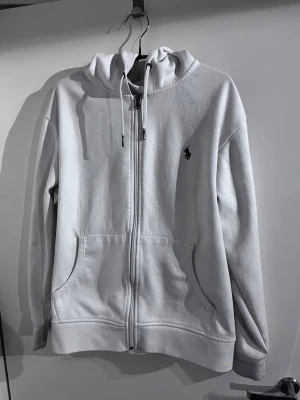 Polo Raphluren Zip up Hoodie - Jättefin och väldigt bra och skön zip up väldigt stil ren och bra skick det ända är att dragkedjan kan vara lite trög men den fungerar var så sen jag köpte den M men passar L