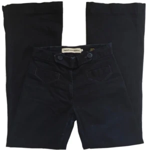 Vintage mörkblå flare jeans, 70tal/ 2000tal - Unika mörkblå utsvängda jeans med fickor i fram! Medelhöga/högmidjade Midjemått 70cm Grenhöjd 23cm Innerbenslängd 77,5cm Benslut (rakt över) 27,5cm