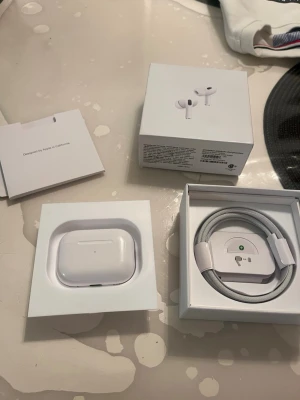 AirPods 2 Pro - Säljer mina Apple AirPods Pro 2 i väldigt fint skick. Ger sjukt bra ljud, marknadsledande brusreducering och klar mikrofon – perfekt för musik, skola och samtal.