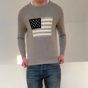 Gant USA tröja Grå - Säljer en sjukt fet och populär USA tröja från gant i förgen grå. Tröjan är i mycket bra skick och sitter i strl 13-14 vilket motsvarar ungefär S. Hör gärna av er vid frågor eller funderingar!!