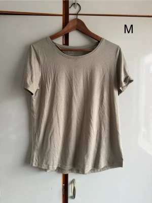 Beige topp - Passar på att göra om mina annonser så du kan få gratis frakt (gäller i 7dagar) står det ej gratis frakt så har tiden passerat. 🌹❤️ alla mina kläder är i fint/okej skick utan större defekter om inget annat står . Allt är använt så vanligt slitage kan förekomma 