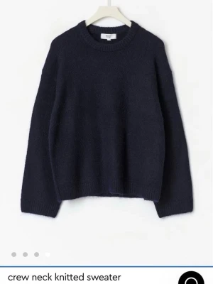 Mörkblå stickad tröja - Mysig mörkblå stickad tröja. Aldrig använd. Inte knopprig, kolla bild 3.