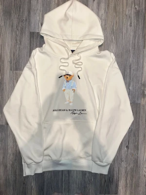 Ralph Lauren hoodie - Säljer nu en Cremèfärgad hoodie från Ralph lauren. Den är min brors och säljer den då den inte kommer till användning längre. Storleken är S och jag skulle säga att den är ganska TTS då den passa honom som är runt 180, passar nog någon mellan 177-186. Skriv gärna vid några övriga frågor eller funderingar🙌😇