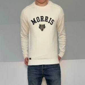 Vit Morris Tröja - Säljer en sjukt fet vit tröja från Morris. Tröjan är i strl M och sitter som M. Tröjan är även i mycket bra skick och hör gärna av er vid frågor elr funderingar!!          