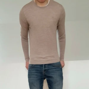 J.Lindeberg Ull Tröja - Säljer en sjukt fet beige tröja från J.Lindberg som är o 100% Merino Ull. Tröjan är i strl S och sitter som S. Tröjan är även i mycket bra skick och hör gärna av er vid frågor elr funderingar!!      