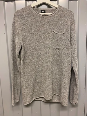 Långärmad Hm Tröja Grå  - Säljer en långärmad grå tröja från H&M, storlek M 👕 Tröjan är i bra skick och funkar perfekt som ett stilrent basplagg till vardag, skola eller jobb. Lätt att matcha med det mesta.  Nypris: ca 150 kr Mitt pris: 30 kr → du sparar ungefär 120 kr och gör ett riktigt kap! 🔥  💡 Eftersom priset är lågt är det väldigt värt att skapa en bundle med fler plagg från min profil, så att frakten verkligen blir värd. 👉 Kika gärna på min profil för fler erbjudanden och möjlighet att skapa bundles till billigare