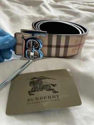 Burrrberry bälte helt ny hållgörare ingår  - Burrrberry bälte helt ny hållgörare ingår väldigt slut bälte som är dubbelsidig, en beige sida och en svart