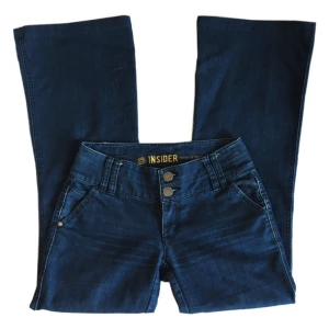 Vintage mörkblå lowwaist bootcut jeans, y2k/2000tal/70tal - Supersnygga unika lågmidjade jeans! (Obs! Lite skavt på baksidan, se sista bild)