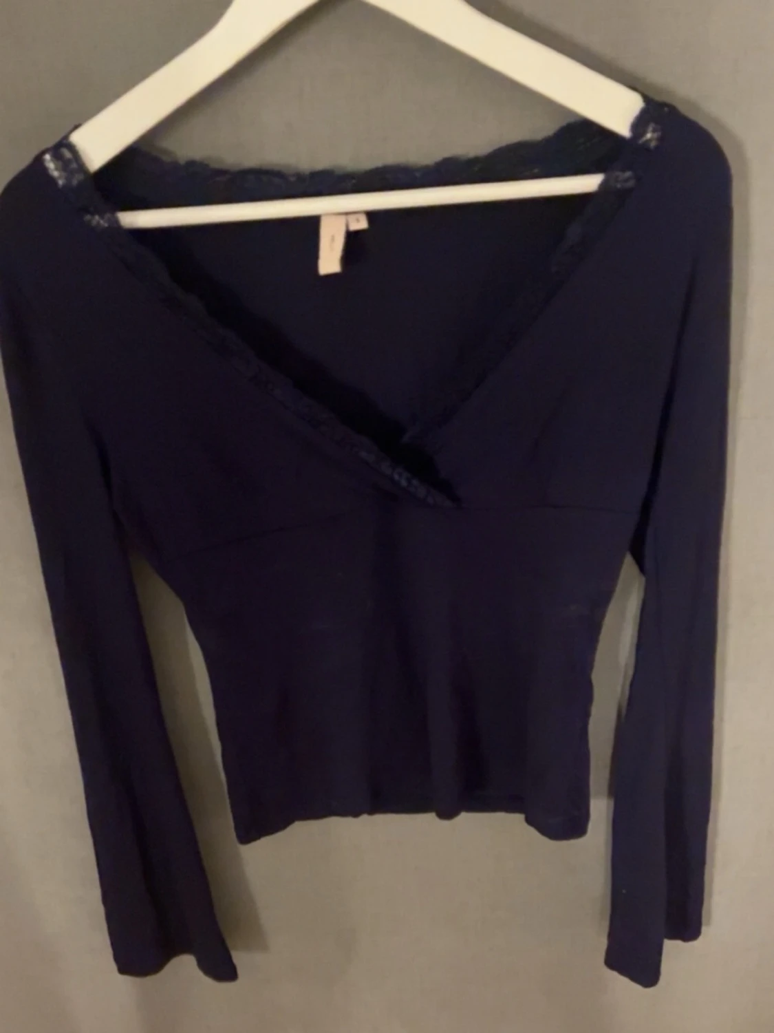 Mörkblå omlottopp med spetskant