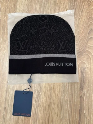 Louis V mössa - Helt ny svart Louis V mössa. Finns fler spännande artiklar på profilen!!