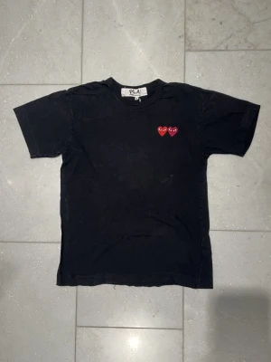 CDG PLAY T-shirt - CDG PLAY T-SHIRT - STORLEK S - LITEN PASSFORM - JÄTTEDÅLIGT SKICK - FLERTAL HÅL + SLITAGE -> SÄLJS BILLIGT