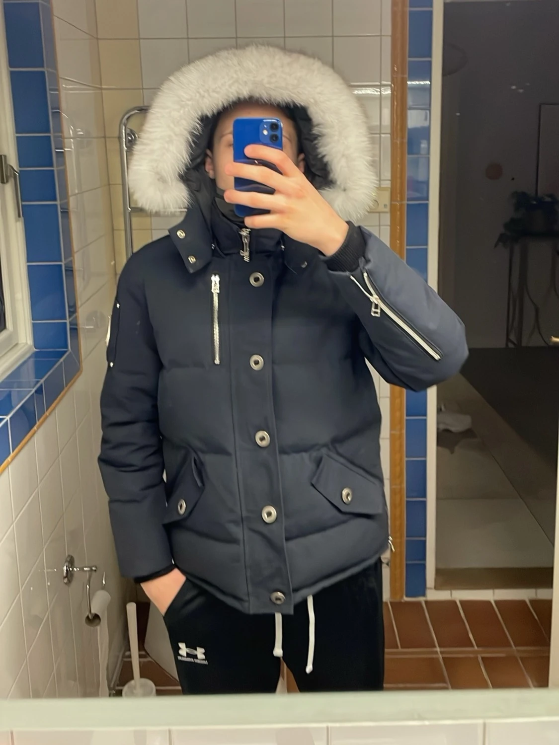 Marinblå Moose Knuckles dunjacka med päls