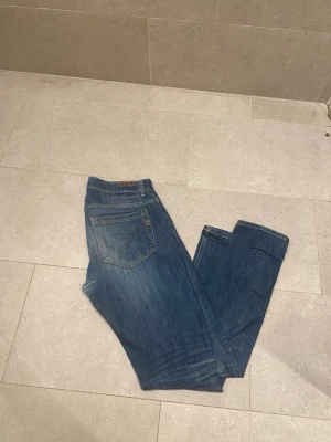Dondup George  - Säljer dessa schyssta dondup jeans i storlek 32 | Modellen är 181 och väger 74kg | Två små hål i ljumskarna som lätt går att laga hos skräddare, annars inga defekter | Hör av er vid frågor eller prisförslag📩