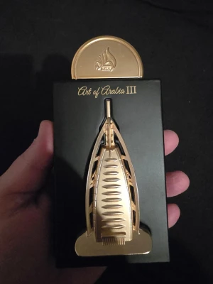 Art of Arabia III Parfym - Unik parfym med exklusiv design i svart och guld. Perfekt för dig som vill sticka ut och addera en lyxig touch till din stil. Snygg detalj i samlingen eller som present.