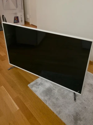 Samsung TV väst på bilderna - Bilderna visar en Samsung Smart TV, ingen väst finns att beskriva.