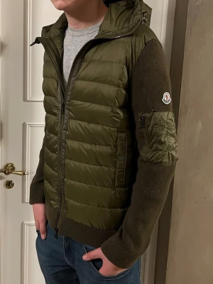 Moncler Cardigan - Tjena! Säljer nu en Grön moncler cardigan, har haft tröjan ca 7-8 månader. Inga defekter på plagget! Priset är inte hugget i sten!! Slå en pling för mer bilder/info!