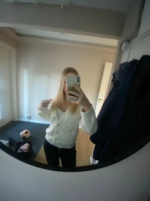 Vit kofta - Vit stickad/virkad kofta med guldknappar, passar till vad som helst och väldigt skön att ha på sig❤️