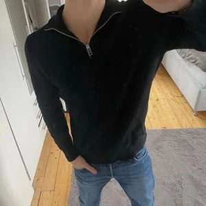 Svart Halfzip Ribbstickad  - Jag har aldrig använt denna endast testad. Tröjan är storlek M, skulle tro att den även kan passa L och är Ribbstickad. Originalpris är 399. Tröjan är från HM, Vid fler frågor hör av dig !