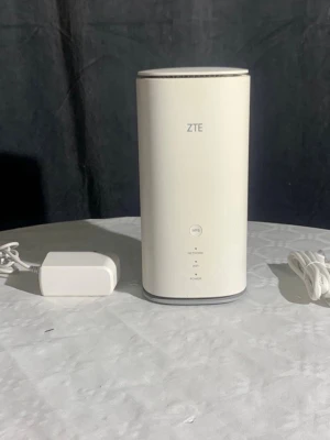 ZTE MC888 Pro 5G-router | Simkorts router  - ZTE MC888 Pro 5G router i fint skick, komplett med strömadapter och nätverkskabel. Stöd för höghastighets 5G-anslutning, WiFi och LAN-port. Perfekt för hemmet eller kontoret. Inga synliga defekter eller större slitage.