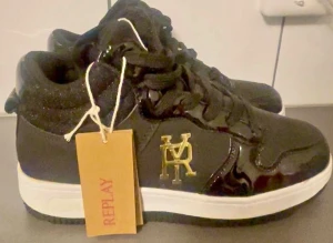 REPLAY SNEAKERS BLACK & GOLD St 37 - Helt nya supersnygga sneakers från Replay i storlek 37 Skorna är inköpta i Replay butik! 