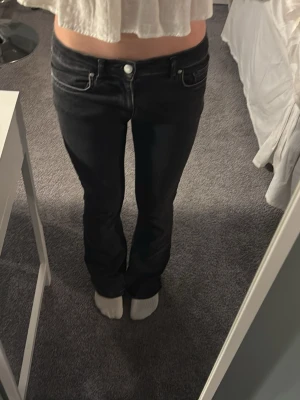 Svarta bootcut jeans - Säljer ett par svarta bootcut jeans med låg midja från bikbok 💗💗