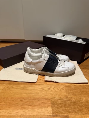 Valentino Garavani vita sneakers - Säljer dessa otroligt fina valentino opens i färgen navy blue, perfekta för dig som vill ha en lite schystare look, perfekt i alla väder men samtidigt väldigt stilrena, du får med box o 2 stycken dustbags vilket höjer värdet när du säljer de, storlek 41 men sitter som vanliga skor i 42,5/43, pris 3099 men kan duskuteras// Lukas 