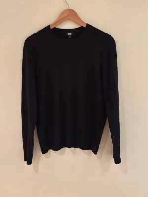 Uniqlo kashmir tröja - En mörkblå kashmir tröja från uniqlo i ett mycket bra skick! Däremot ett pytte litet hål i vänster armbåge. Nypris: 1299kr. Priset kan självklart diskuteras!
