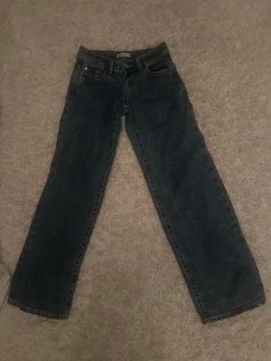 Breda blå jeans från Gina tricot i storlek 32 -  Breda blåa jeans med klassisk femficksdesign och kontrastsömmar. Raka ben och normal passform, tillverkade i slitstarkt denim. Super fina!❤️