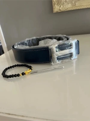 Mörkblått H bälte  - Säljer mitt herrmes bälte 115cm helt nytt. Armband ingår. Hör av er vid frågor och funderingar 