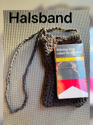 By prisförslag- cigarett halsband ca 60 cm oregelbundet virkad svart - Unikt halsband i olika virknings mönster på mini väskan som passar perfekt till cigarett paketet och även en tändare får plats utan problem. 