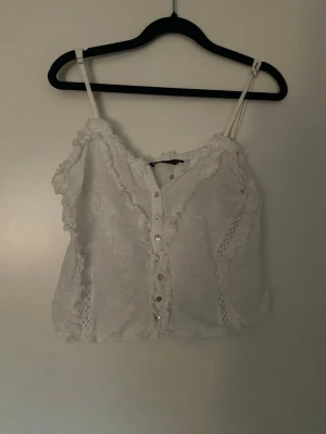 Ruffle topp från Zara - Söt vit linnetopp med tunna axelband. Köpt från Zara i storlek XS! 