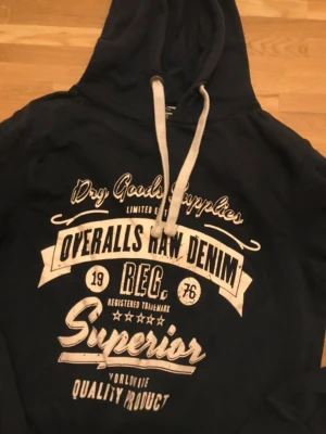 Vintage hoodie - En fin hoodie som inte har några defekter bara täcken på användning, storlek S/M
