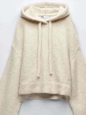Beige stickad hoodie - Mysig stickad hoodie ifrån Zara. Väldigt eftertraktad ✌️ har inga bilder på men kan skicka egna bilder om nån vill ha 💗