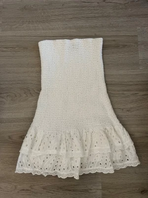 Vit bandeauklänning Edikted  - Säljer denna superfina klänning från Edikted. Aldrig använd så i helt nyskick! Bra material och ek genomskinlig! 