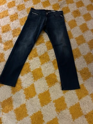 Replay Grover raka jeans blå denim - Säljer ett par helt nya ( lappar sitter kvar)  Replay Grover jeans i mörkblå tvätt. Modellen har raka ben. Tillverkade i mjuk och slitstark bomullsdenim. 