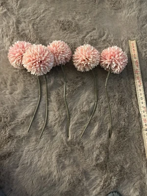 Plast blommor - Rosa platsblommor, lite längre än 20 cm