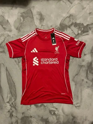 Liverpool tröja M,Salah#11 - En helt ny Liverpool tröja med Salah#11 på ryggen 