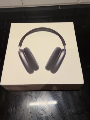 AirPods Max - Snygga Apple AirPods Max i Space Gray. Trådlösa over-ear hörlurar med aktiv brusreducering och hög ljudkvalitet. Levereras i förpackning med skyddsfodral. Viss smuts och lätt slitage synligt på kåpor och bygel, men i gott skick.